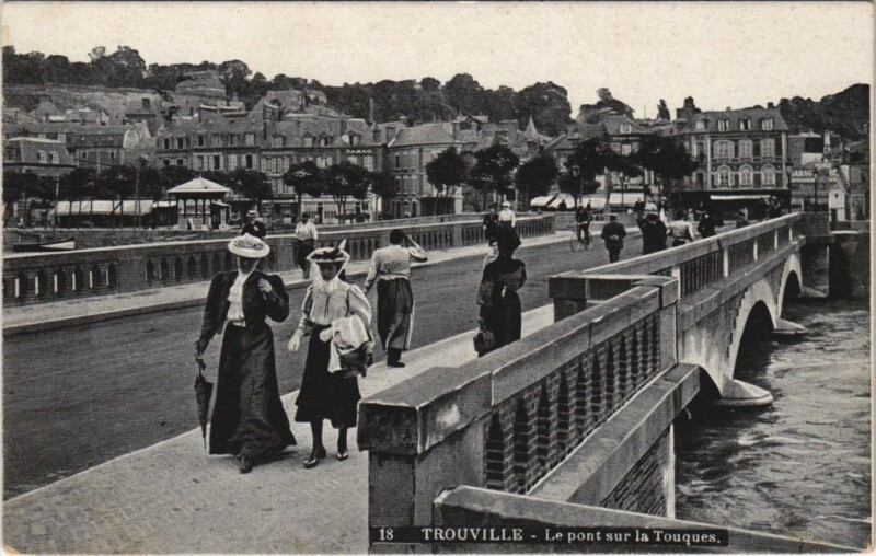Carte postale ancienne Trouville Le Pont sur la Touques à Touques
