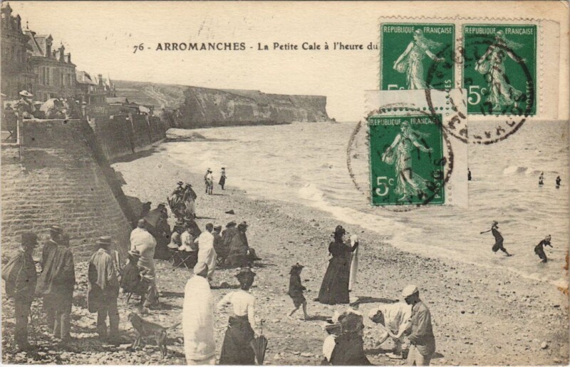 Carte postale ancienne Arromanches La Petite Cale a l'Heure du Bain