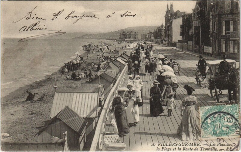 Carte postale ancienne Villers-sur-Mer Les Planches - La Plage et la Route de Trouville à Villers-sur-Mer