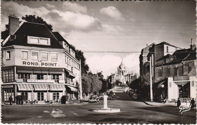 Carte postale ancienne Lisieux Avenue Sainte-Therese à Lisieux