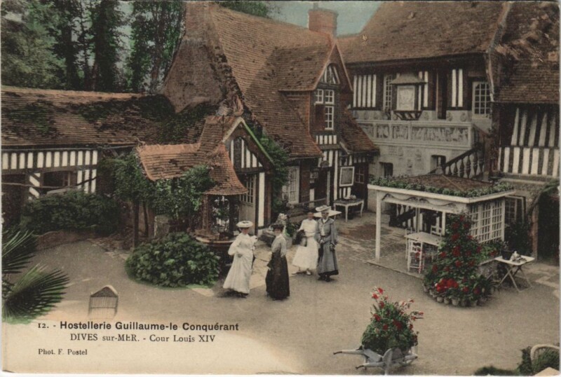 Carte postale ancienne Dives Hostellerie Guillaume-le-Conquerant - Cour Louis Xiv