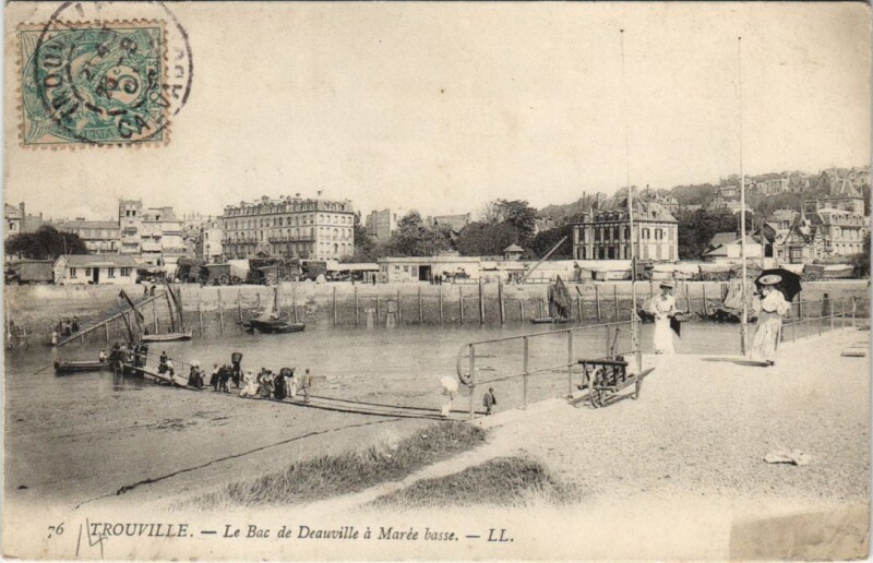 Carte postale ancienne Trouville Le Bac de Deauville a Maree Basse à Deauville