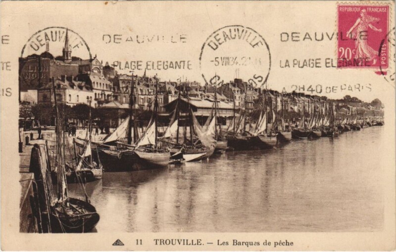 Carte postale ancienne Trouville Les Barques de Peche