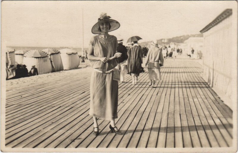 Carte postale ancienne Deauville Beach Scene à Deauville