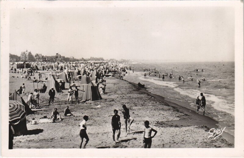 Carte postale ancienne Ouistreham Riva-Bella - La Plage à Ouistreham