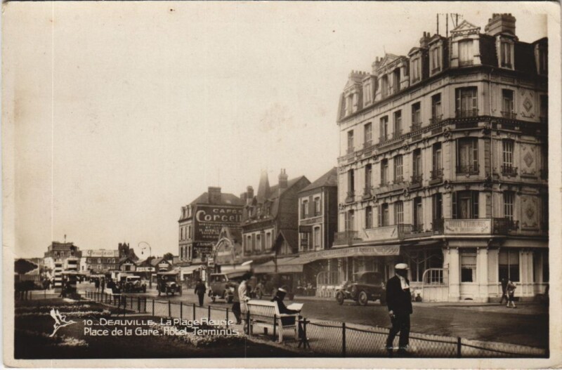 Carte postale ancienne Deauville La Plage Fleurie - Place de la Gare - Hotel Terminus à Deauville