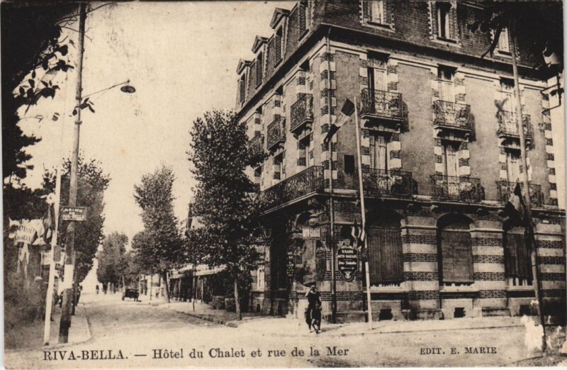 Carte postale ancienne Ouistreham Riva-Bella - Hotel du Chalet et Rue de la Mer à Ouistreham