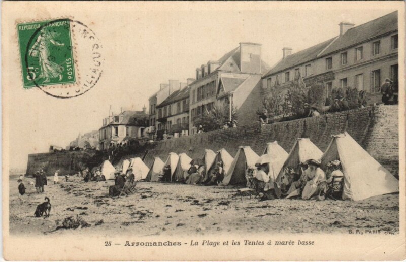 Carte postale ancienne Arromanches La Plage et les Tentes a Maree Basse