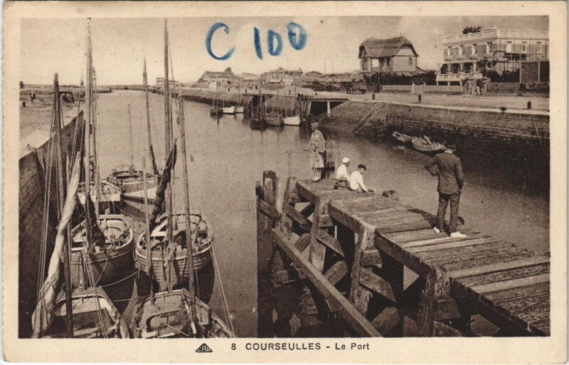 Carte postale ancienne Courseulles-sur-Mer Le Port à Courseulles-sur-Mer