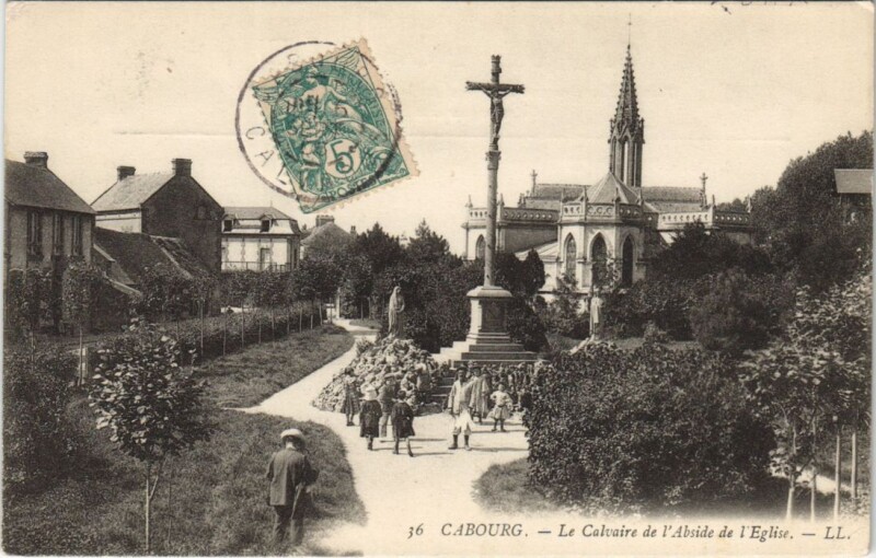 Carte postale ancienne Cabourg - Le Calvaire de l'Abside de l'Eglise à Cabourg