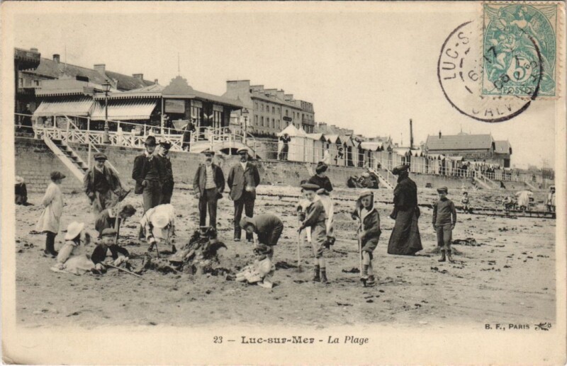 Carte postale ancienne Luc-sur-Mer La Plage à Luc-sur-Mer
