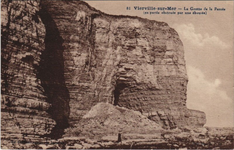 Carte postale ancienne Vierville-sur-Mer La Grotte de la Percee à Vierville-sur-Mer