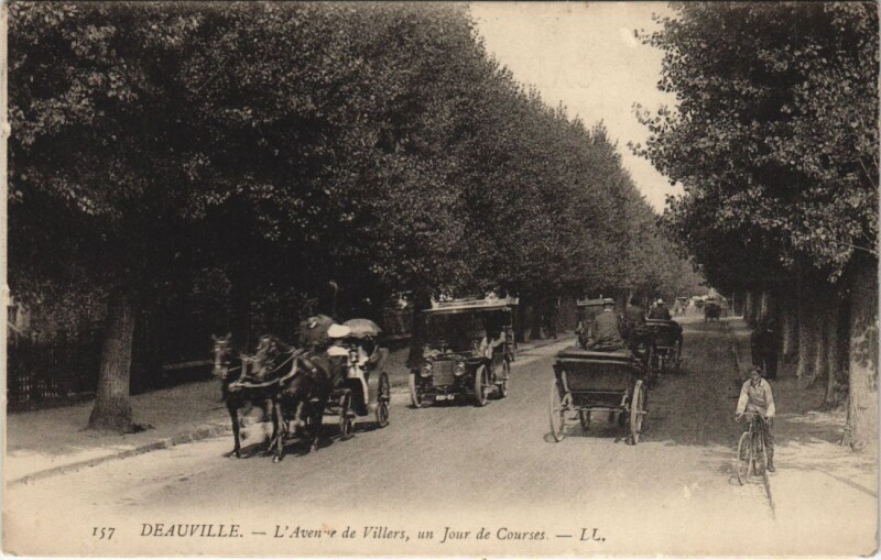 Carte postale ancienne Deauville L'Avenue de Villers un Jour de Courses à Deauville