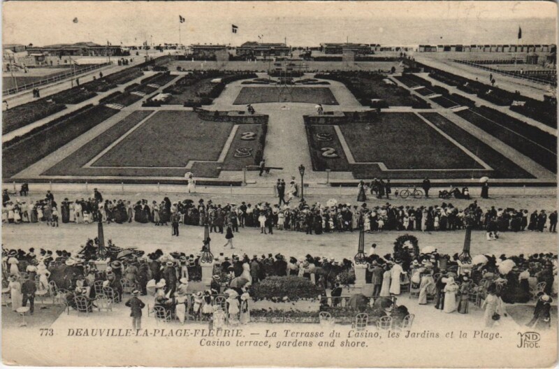 Carte postale ancienne Deauville La Plage Fleurie - La Terrasse du Casino à Deauville