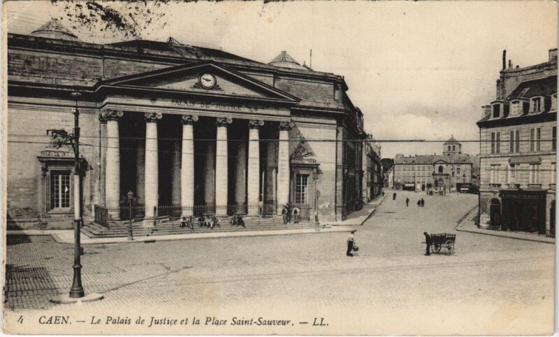 Carte postale ancienne Caen Le Palais de Justice et la Phare Saint-Sauveur