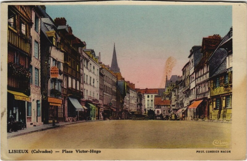 Carte postale ancienne Lisieux Place Victor-Hugo à Lisieux