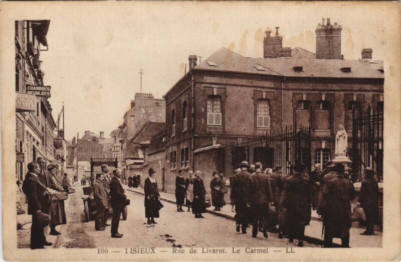 Carte postale ancienne Lisieux Rue de Livarot - Le Carmel à Lisieux