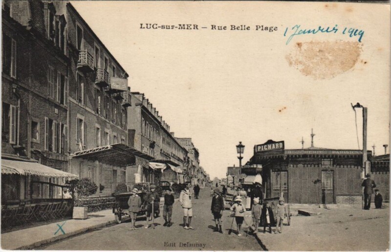 Carte postale ancienne Luc-sur-Mer Rue Belle Plage à Luc-sur-Mer