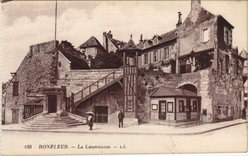 Carte postale ancienne Honfleur La Lieutenance à Honfleur