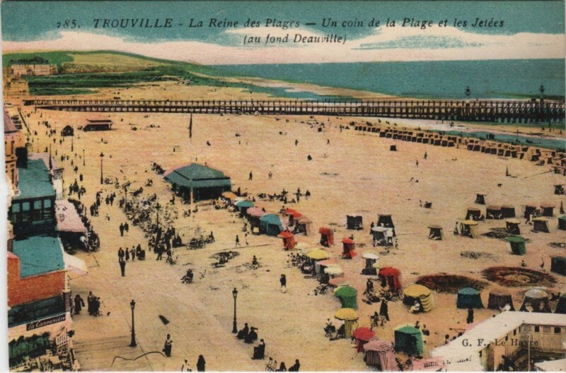 Carte postale ancienne Trouville Un Coin de la Plage et les Jetees