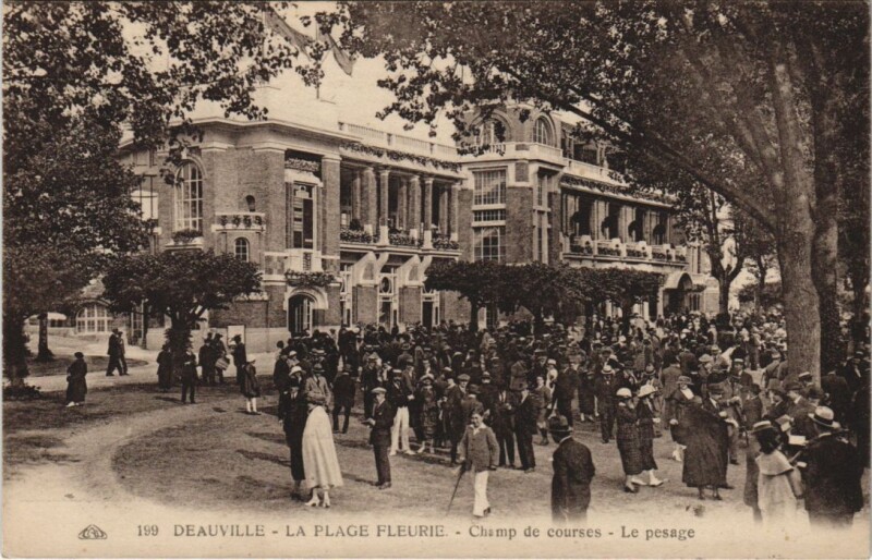 Carte postale ancienne Deauville Champ de Courses - Le Pesage à Deauville