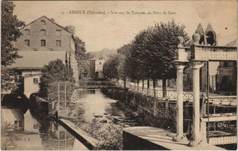 Carte postale ancienne Lisieux Vue sur la Touques au Pont de Caen à Lisieux