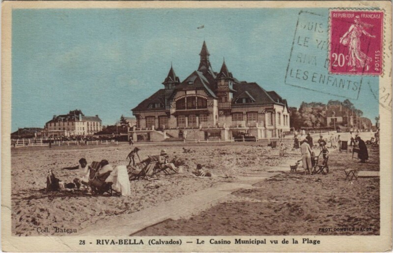 Carte postale ancienne Ouistreham Riva-Bella - Le Casino Municipal Vu de la Plage à Ouistreham