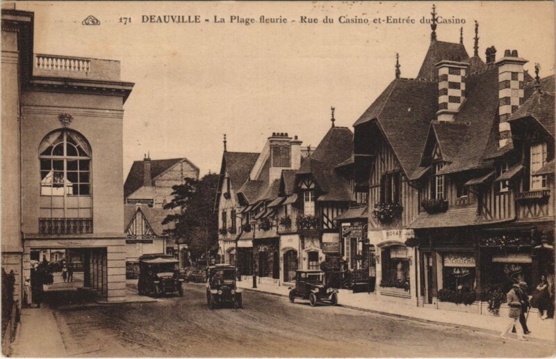 Carte postale ancienne Deauville Rue du Casino et Entree du Casino à Deauville