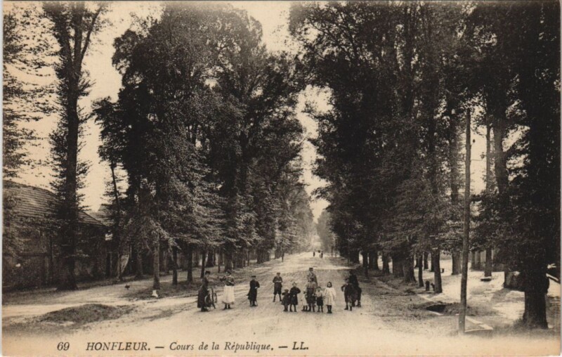 Carte postale ancienne Honfleur Cours de la Republique à Honfleur