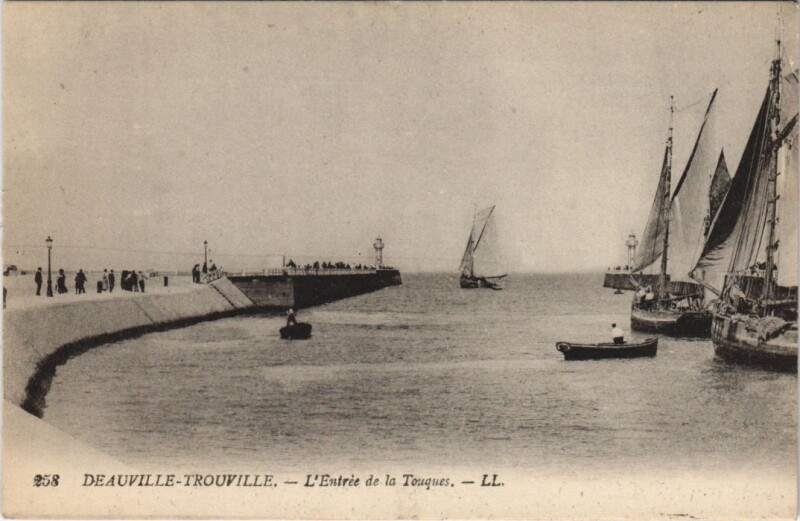 Carte postale ancienne Deauville Trouville - L'Entree de la Touques à Deauville