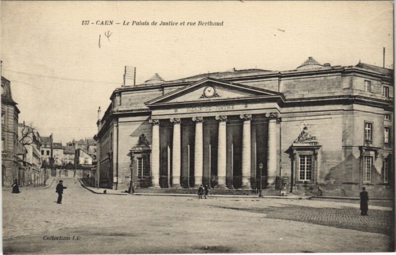 Carte postale ancienne Caen Le Palais de Justice et Rue Berthaud