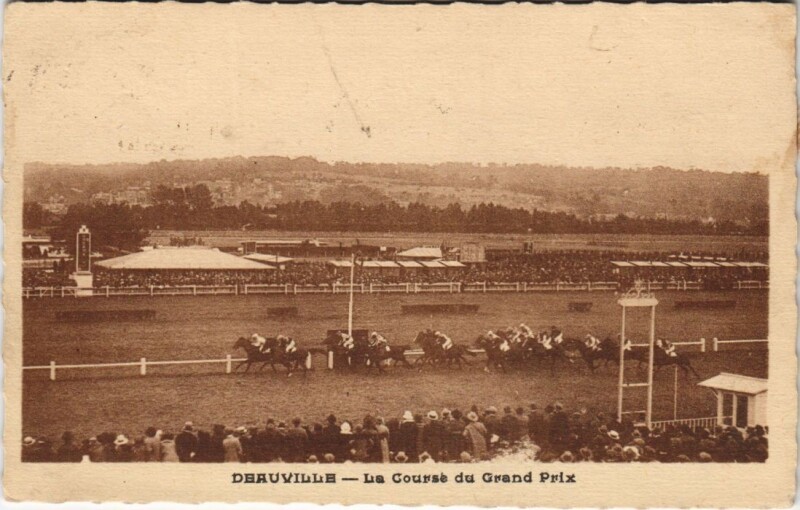 Carte postale ancienne Deauville La Course du Grand Prix à Deauville