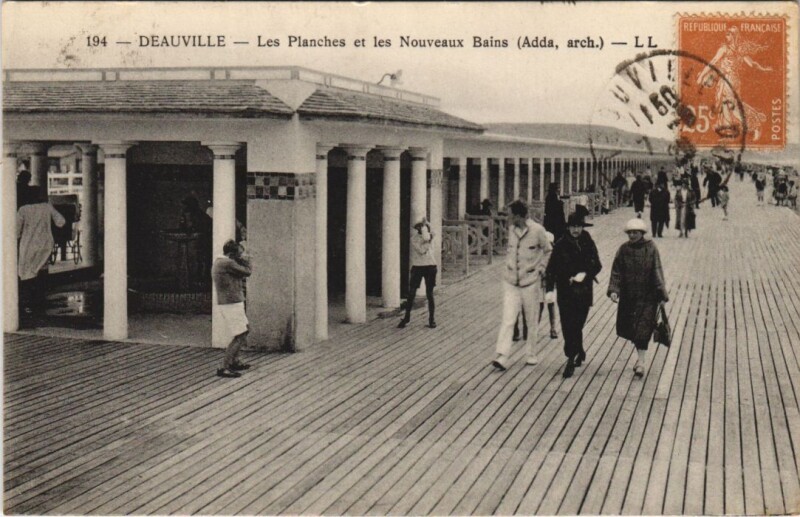 Carte postale ancienne Deauville Les Planches et les Nouveaux Bains à Deauville