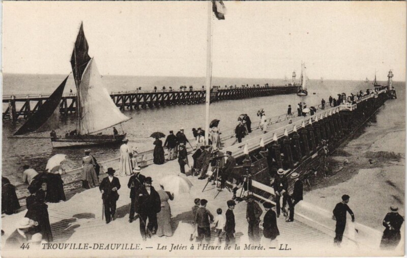 Carte postale ancienne Trouville Deauville - Les Jetees a l'Heure de la Maree à Deauville