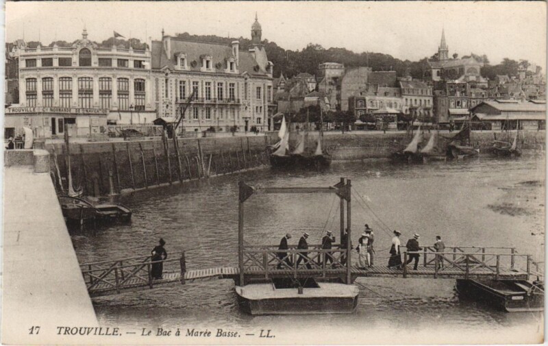 Carte postale ancienne Trouville La Bac a Maree Basse