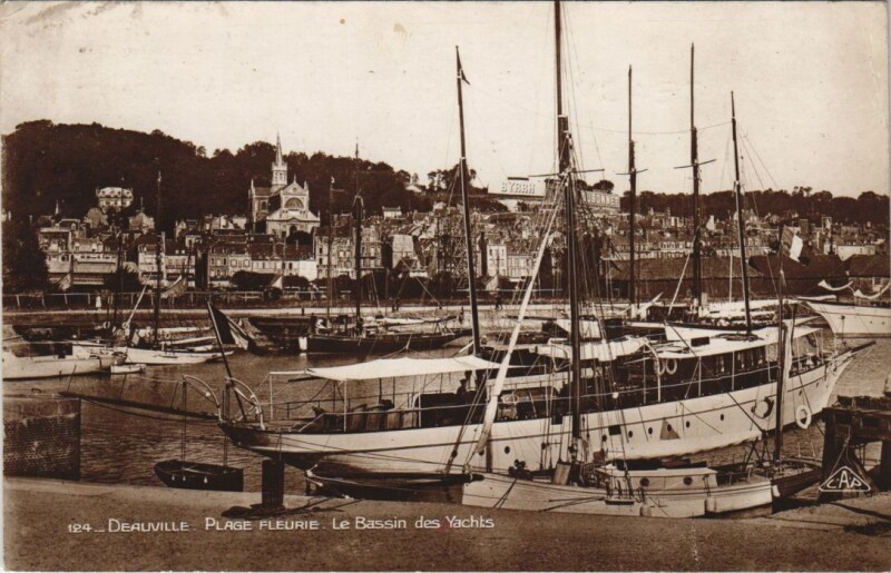 Carte postale ancienne Deauville Plage Fleurie - Le Bassin des Yachts à Deauville