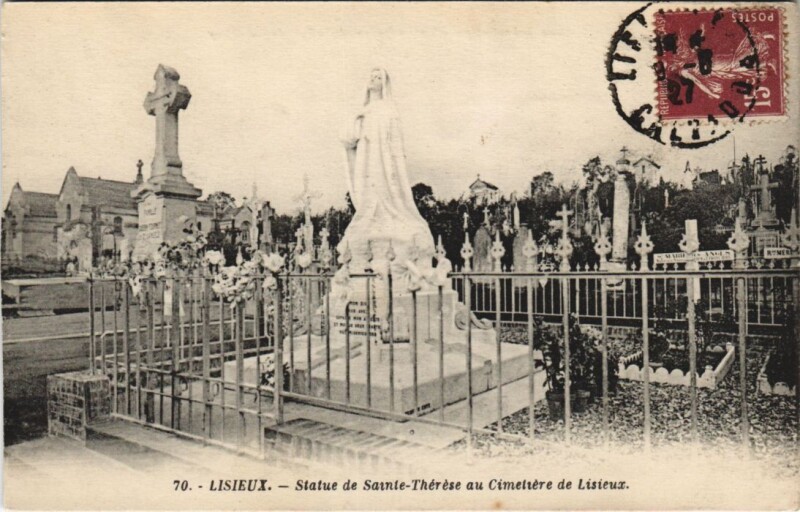 Carte postale ancienne Lisieux Statue de Sainte-Therese au Cimetiere de Lisieux à Lisieux