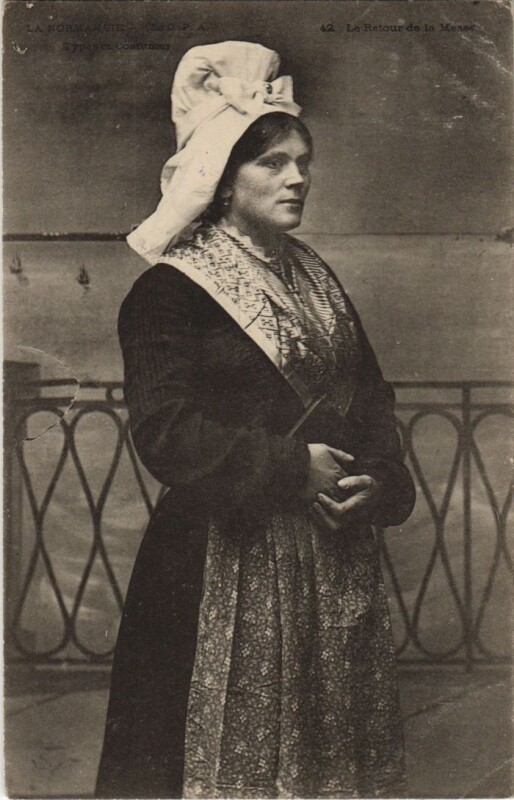 Carte postale ancienne Le Retour de la Messe - Type