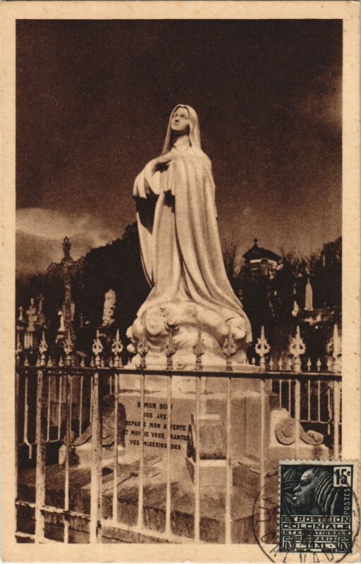 Carte postale ancienne Lisieux Statue Erigee au Cimetiere des Carmelites à Lisieux