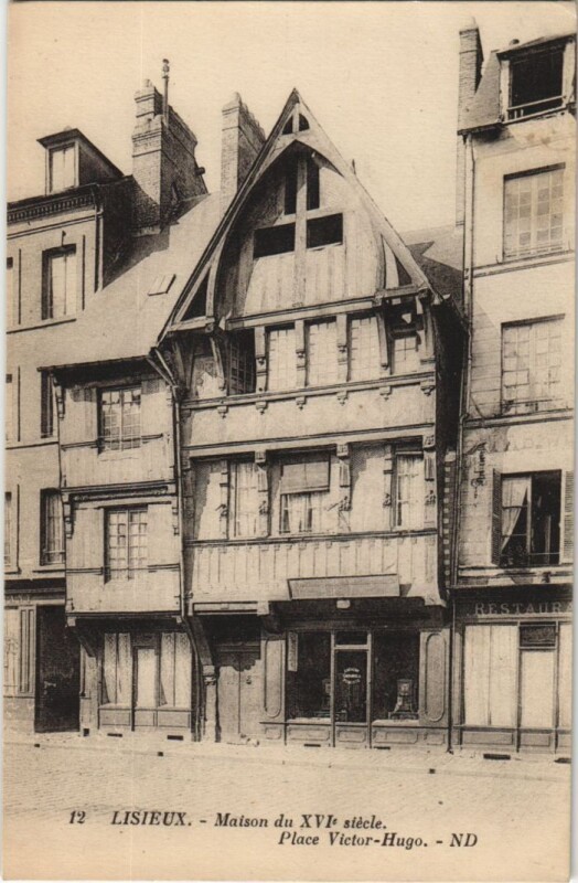Carte postale ancienne Lisieux Maison du Xvi. Siecle - Place Victor-Hugo à Lisieux