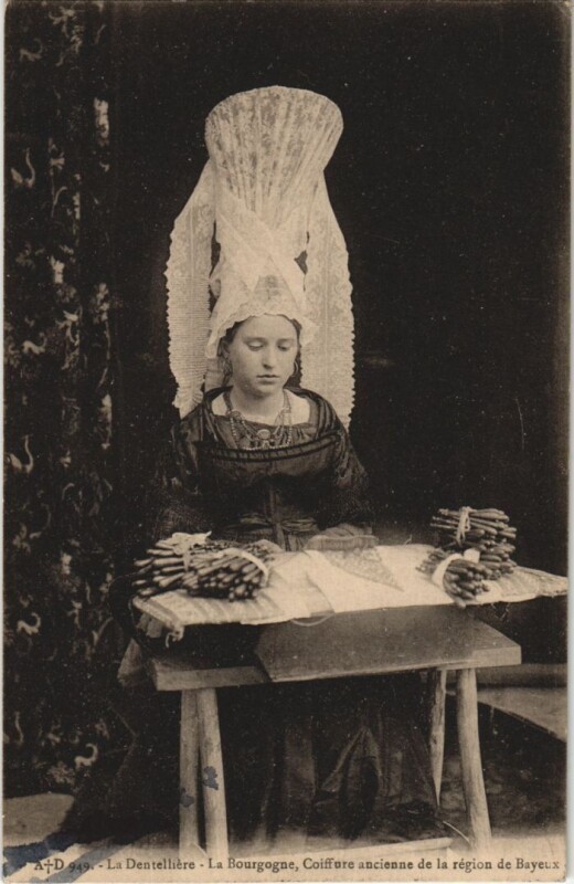 Carte postale ancienne La Dentelliere - Type