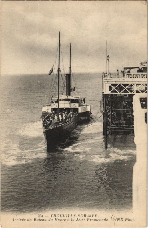 Carte postale ancienne Trouville Arrivee du Bateau