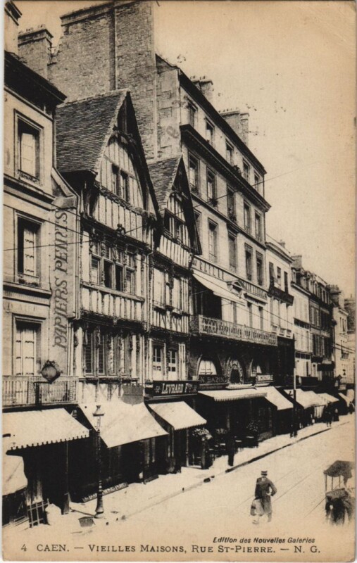 Carte postale ancienne Caen Vieilles Maisons - Rue Saint-Pierre à Maisons