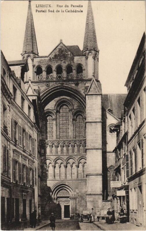 Carte postale ancienne Lisieux Rue du Paradis - Portail Sud de la Cathedrale à Lisieux
