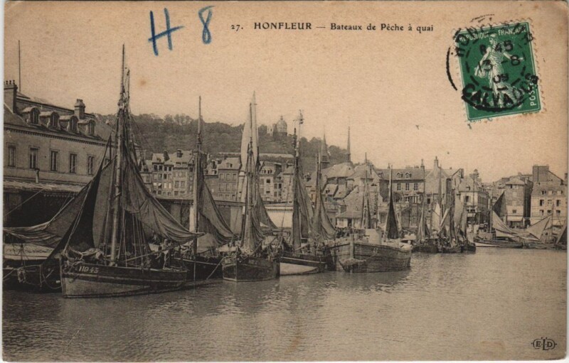 Carte postale ancienne Honfleur Bateaux de Peche a Quai à Honfleur