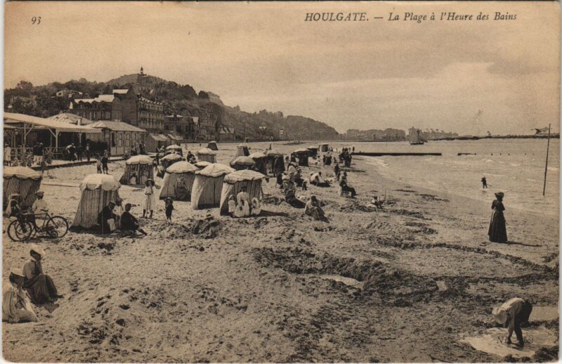 Carte postale ancienne Houlgate La Plage a l'Heure des Bains à Houlgate