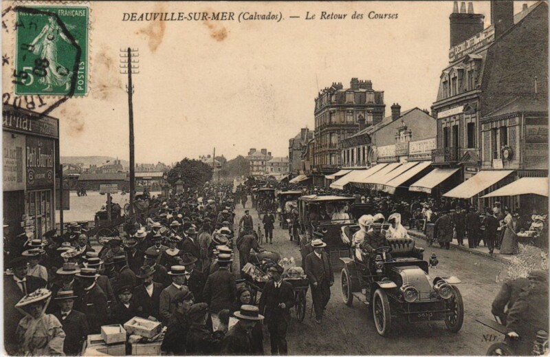 Carte postale ancienne Deauville Le Retour des Courses à Deauville