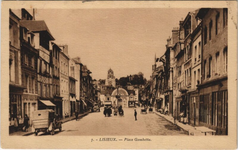 Carte postale ancienne Lisieux Place Gambetta à Lisieux