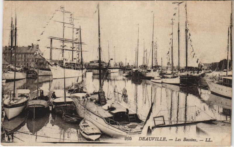 Carte postale ancienne Deauville Les Bassins à Deauville