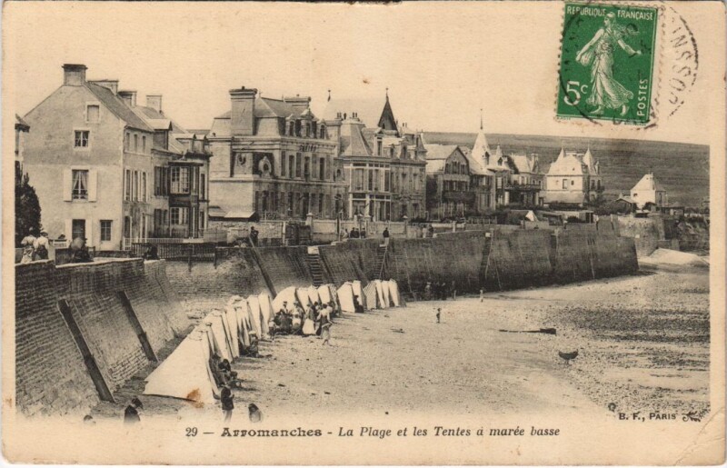 Carte postale ancienne Arromanches La Plage et les Tentes a Maree Basse